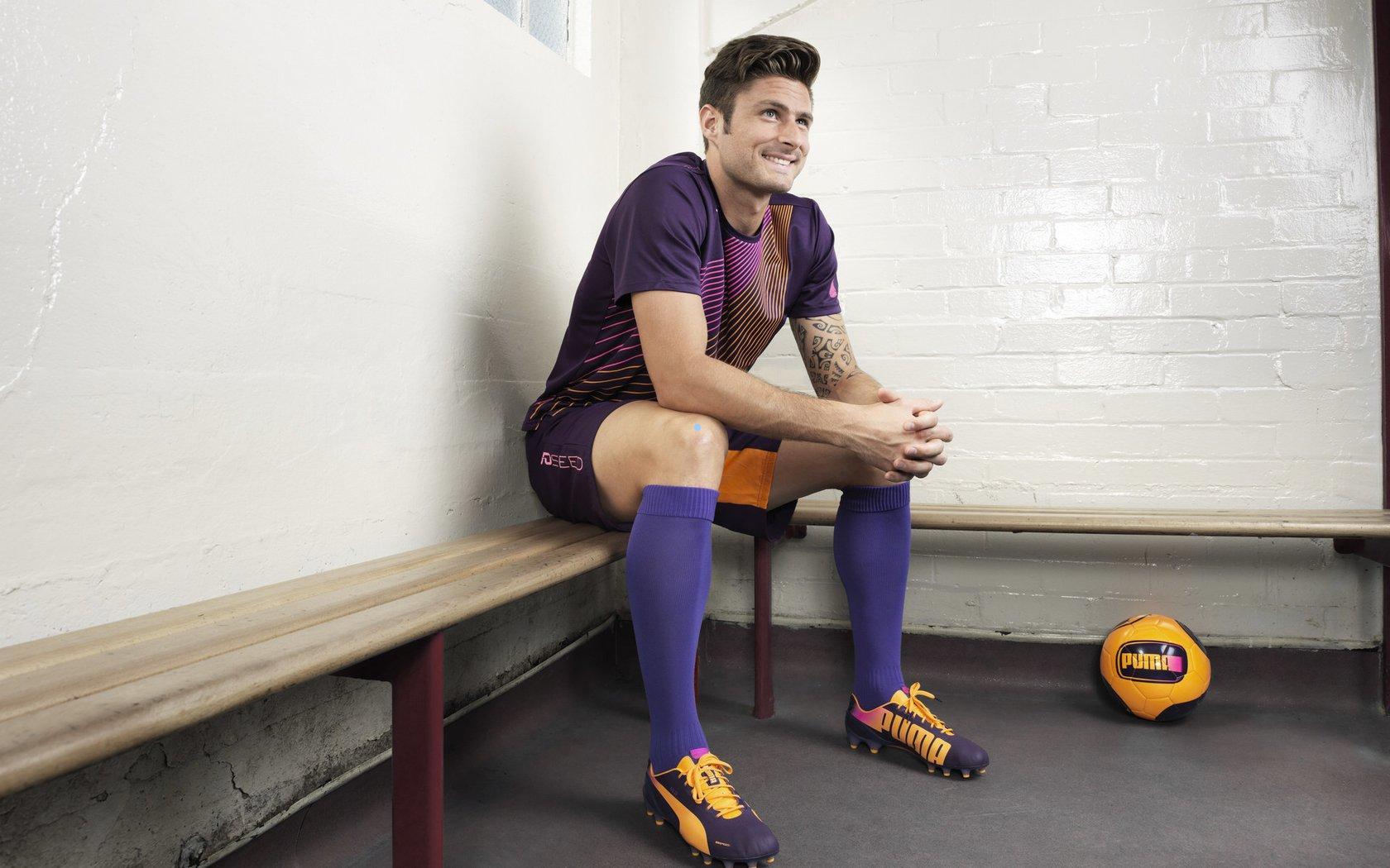 足彩网直播团队_德甲焦点战，奥格斯堡对阵弗赖堡，中场组织者助攻能力或主宰比赛胜负